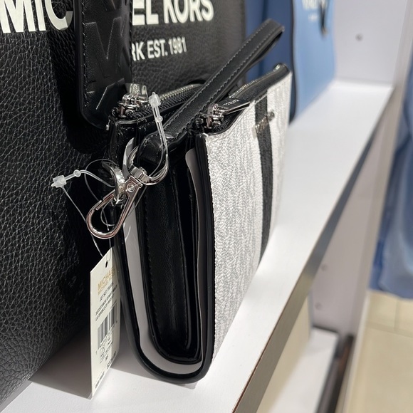 MICHAEL KORS LARGE DOUBLE ZIP WRISTLET 
Optic White Multi - Picture 11 of 16